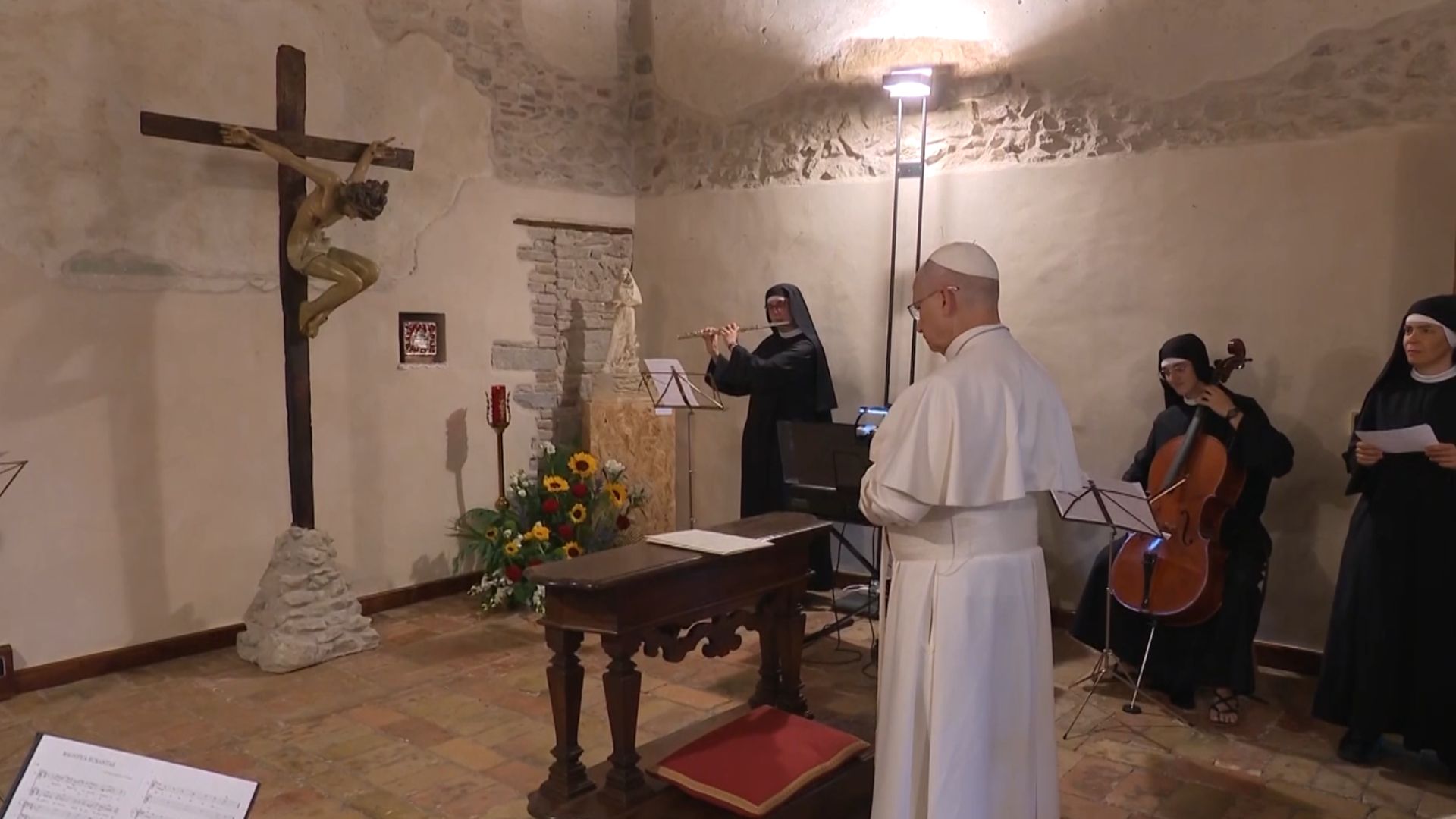 papa con monjas agustinas